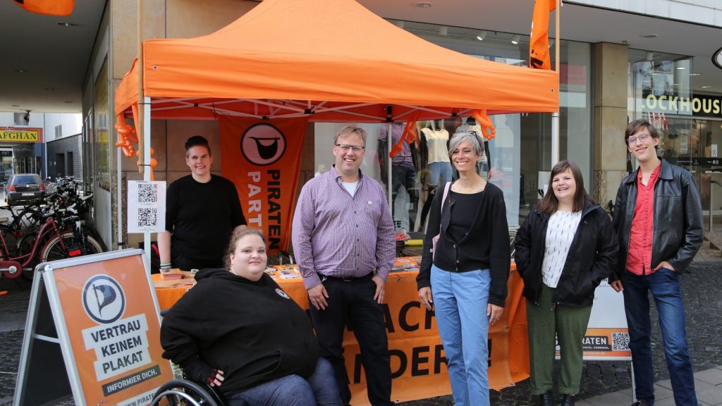 Von links nach rechts: Pamela Kuhn (hinten, Beisitzerin Piratenpartei BS), Antonia-Melisande Hörster (vorne, Beisitzerin Piratenpartei BS), Dr. Florian Voigts (1. Vorsitzender Piratenpartei Braunschweig), OB-Kandidatin Tatjana Schneider, Lisa-Marie Jalyschko (Ratsmitglied der Grünen), Anton Hensky (Vorstandssprecher Bündnis 90/die Grünen Braunschweig).