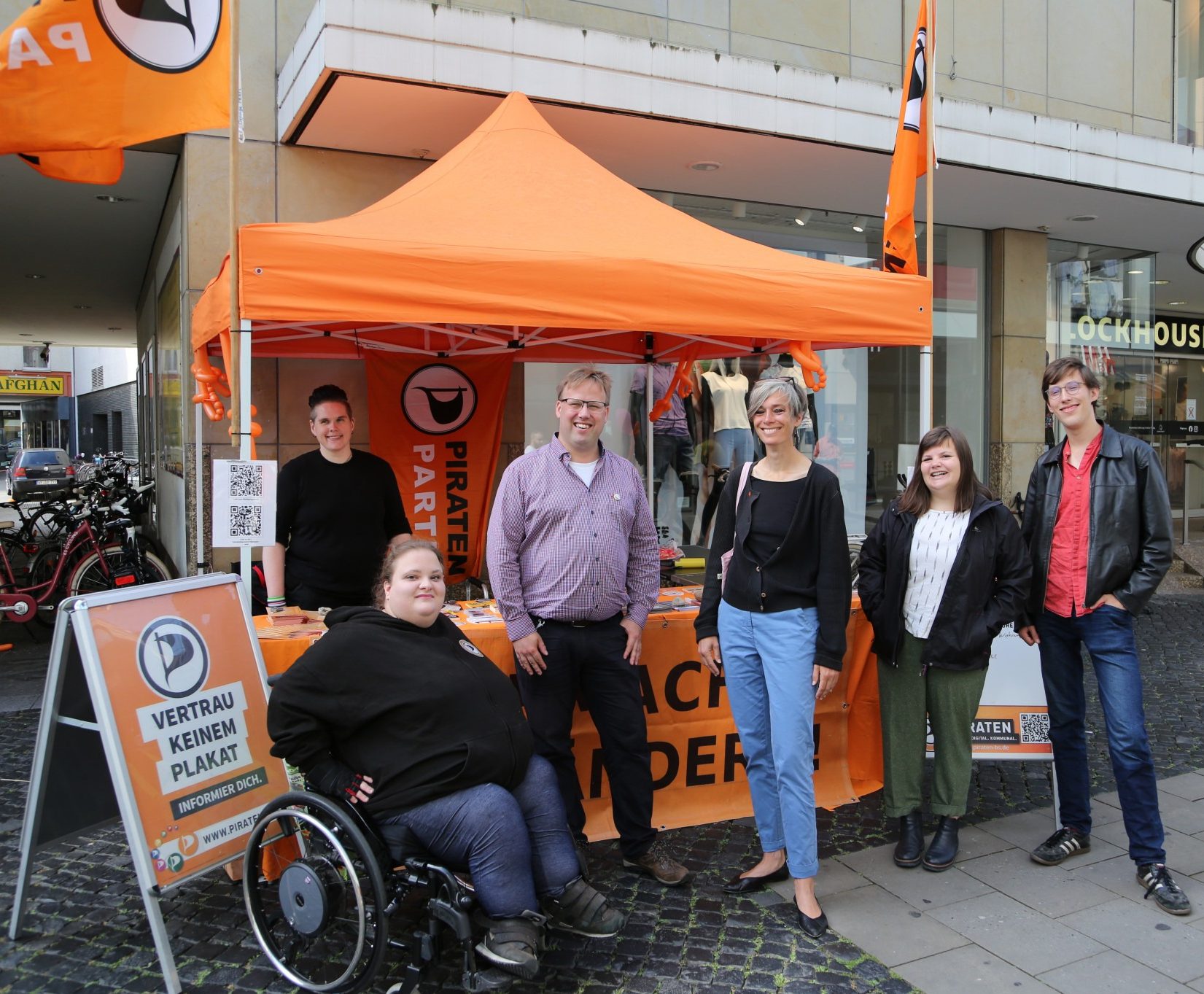 Von links nach rechts: Pamela Kuhn (hinten, Beisitzerin Piratenpartei BS), Antonia-Melisande Hörster (vorne, Beisitzerin Piratenpartei BS), Dr. Florian Voigts (1. Vorsitzender Piratenpartei Braunschweig), OB-Kandidatin Tatjana Schneider, Lisa-Marie Jalyschko (Ratsmitglied der Grünen), Anton Hensky (Vorstandssprecher Bündnis 90/die Grünen Braunschweig).